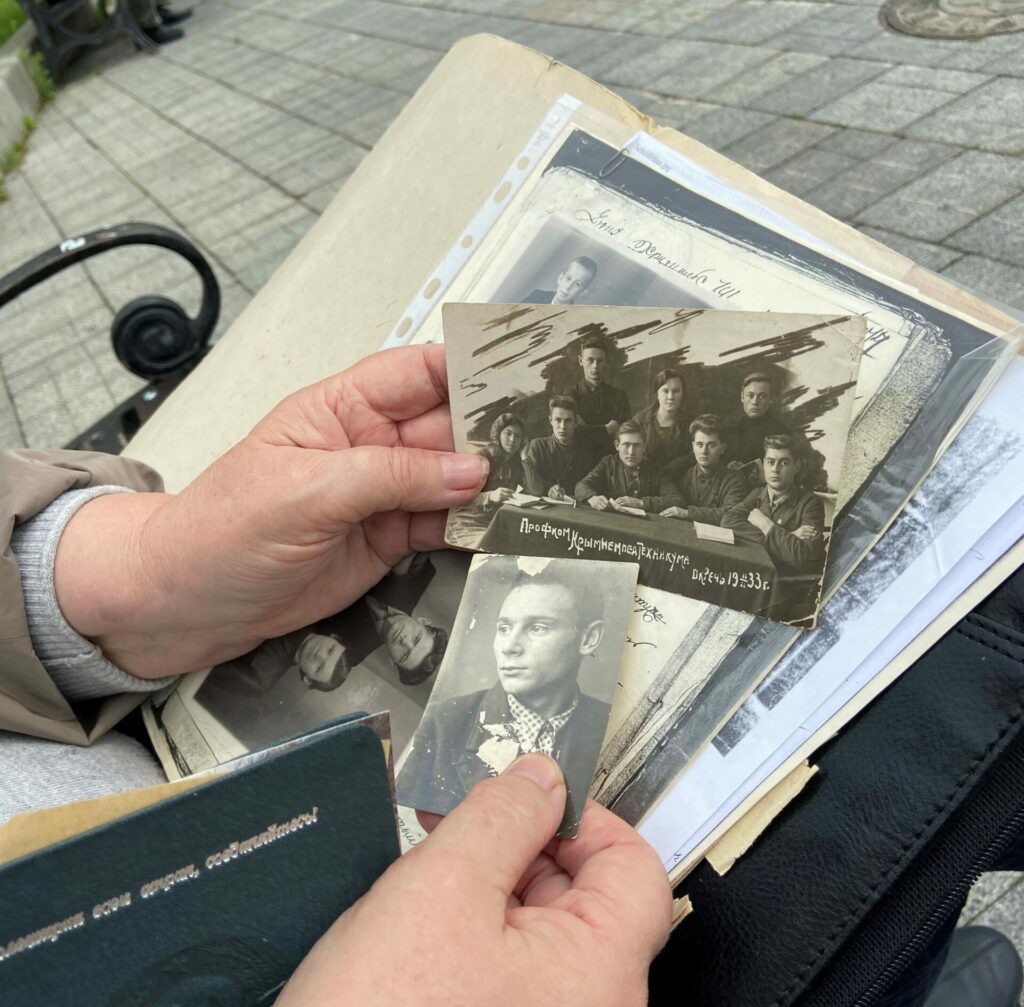 Odessa, Juni 2021 Elvira Plesskaja-Sebold mit Fotos ihres Vaters in den Händen