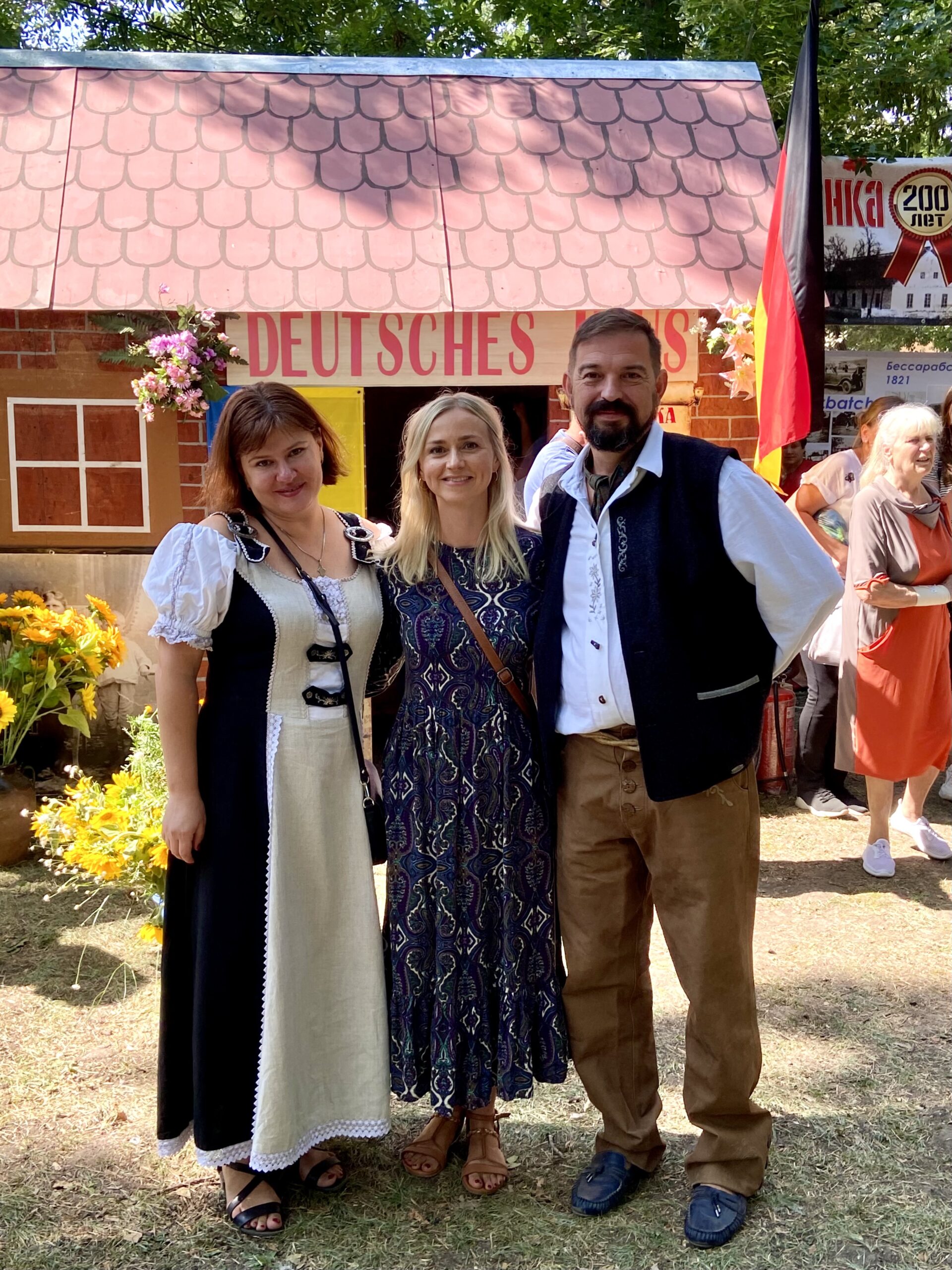 Elena Menshykova (l.) mit der Stadtschreiberin von Odesa Ira Peter und Alexander Prigarin, Professor für Ethnologie an der Mechnikov Universität in Odesa.
