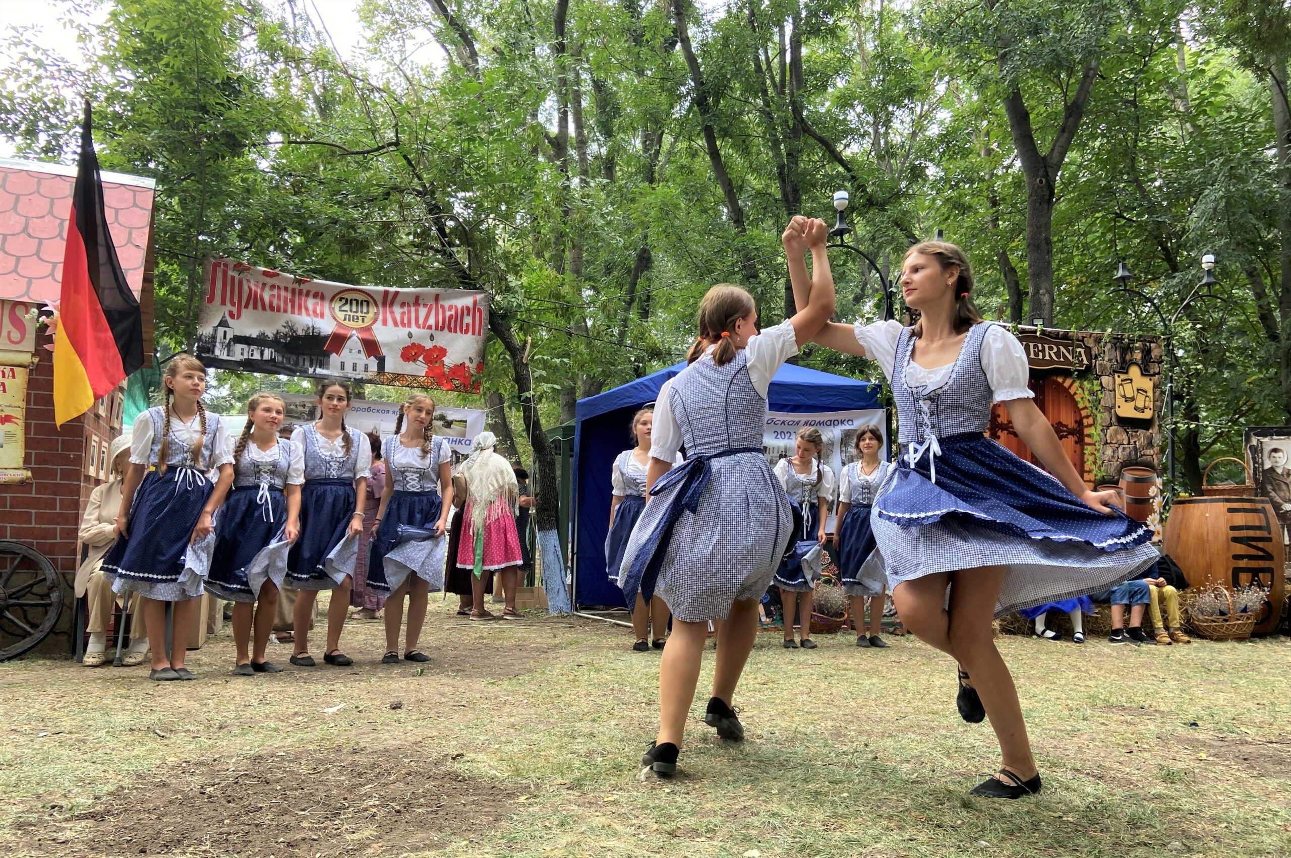 Aufführung eines traditionellen deutschen Tanzes auf dem Jahrmarkt in Tarutyne.