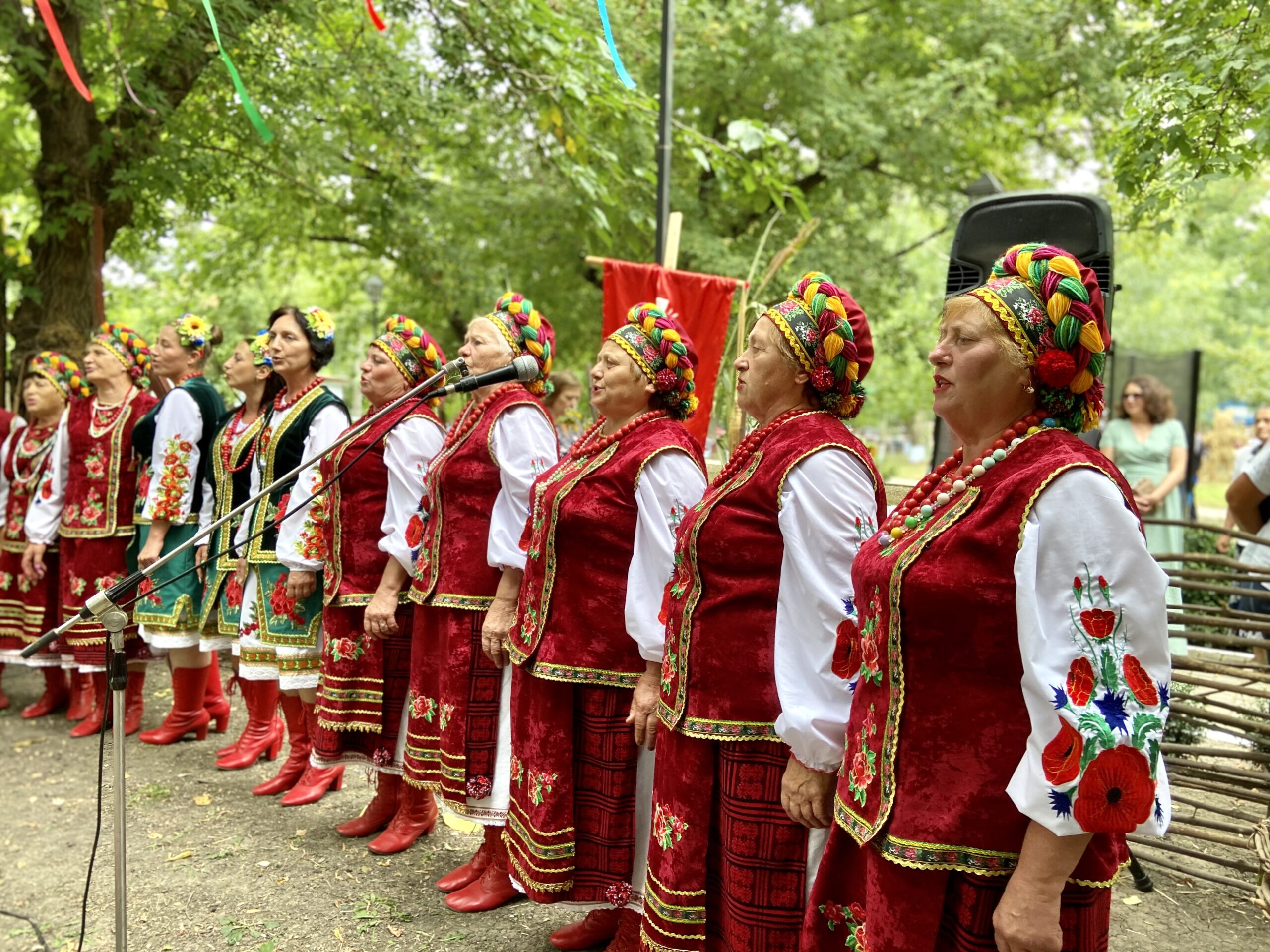 Frauen in ukrainischer traditioneller Kleidung singen im "ukrainischen Hof" auf dem Jahrmarkt in Tarutyne (Ukraine).