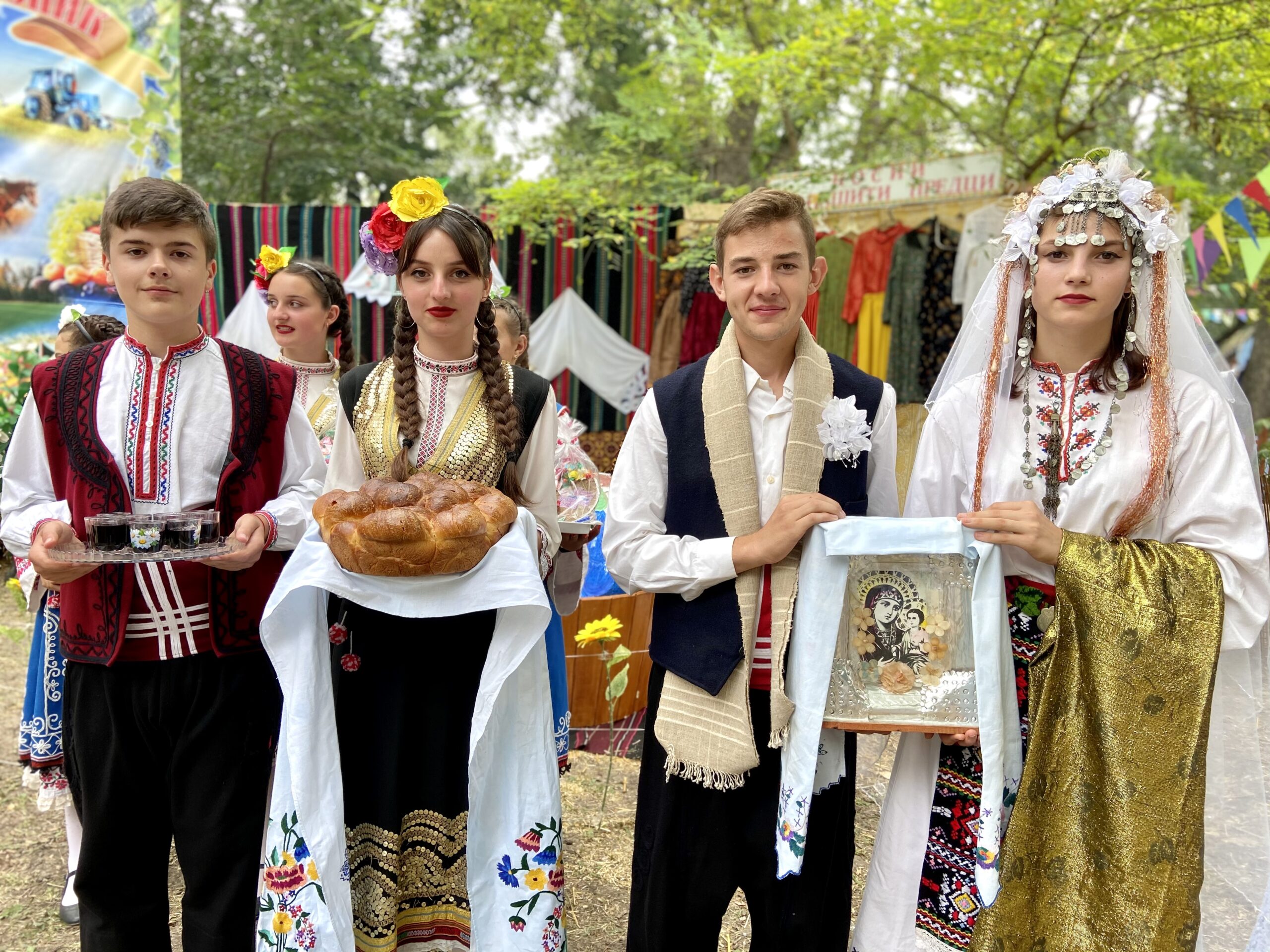 Junge Bulgar:innen stellten im "Bulgarischen Hof" eine traditionelle Hochzeit nach.