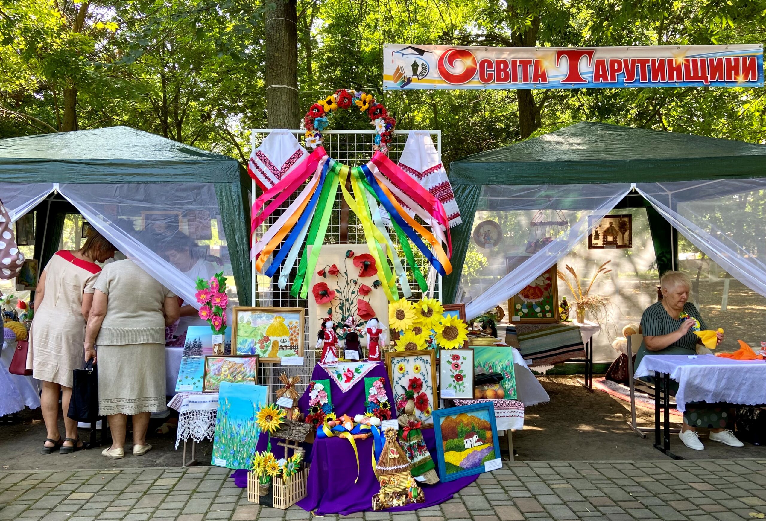 Auf dem Jahrmarkt konnte man regional hergestellte Puppen, Bilder und vieles mehr kaufen.
